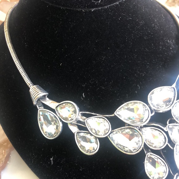 Stunning Crystal Vine Statement/Earring Set-Boutique - Picture 8 of 10